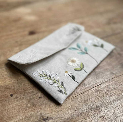 Floral Pouch Louise Embroidery Kit ~ Un Chat dans L'Aiguille