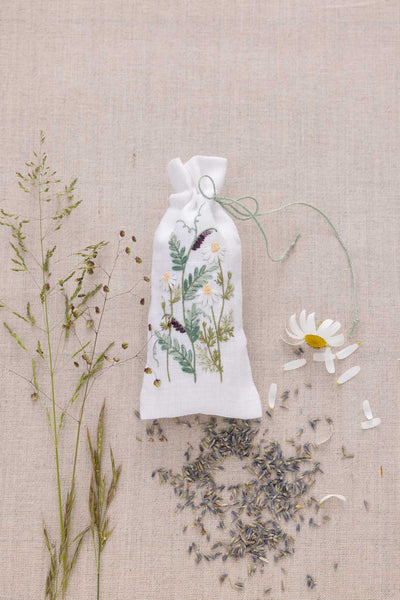 Chamomile & Mouse Peas Bag Amity Embroidery Kit Anchor