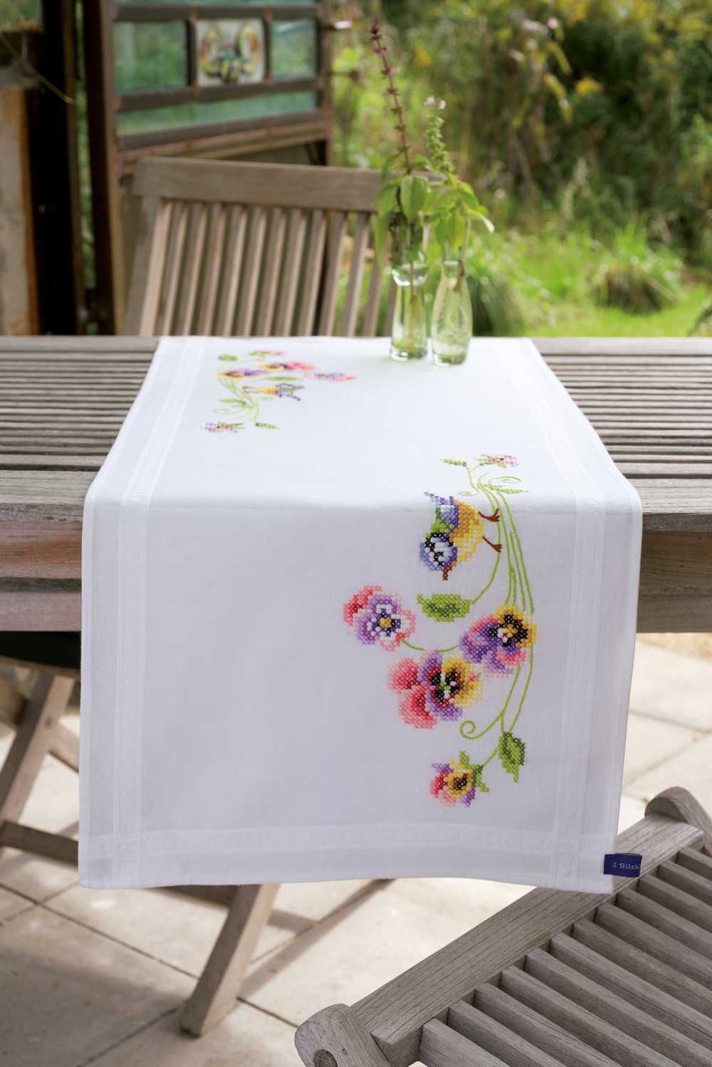 Runner: Bird & Pansies Embroidery Kit Vervaco