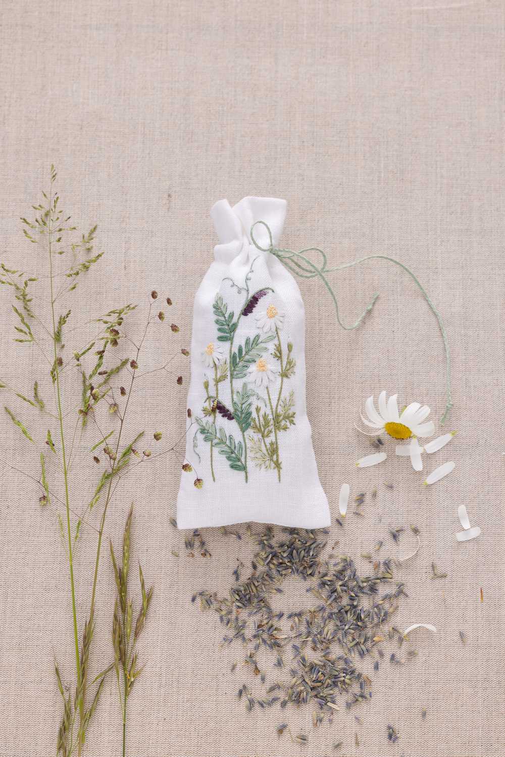 Chamomile & Mouse Peas Bag Amity Embroidery Kit Anchor